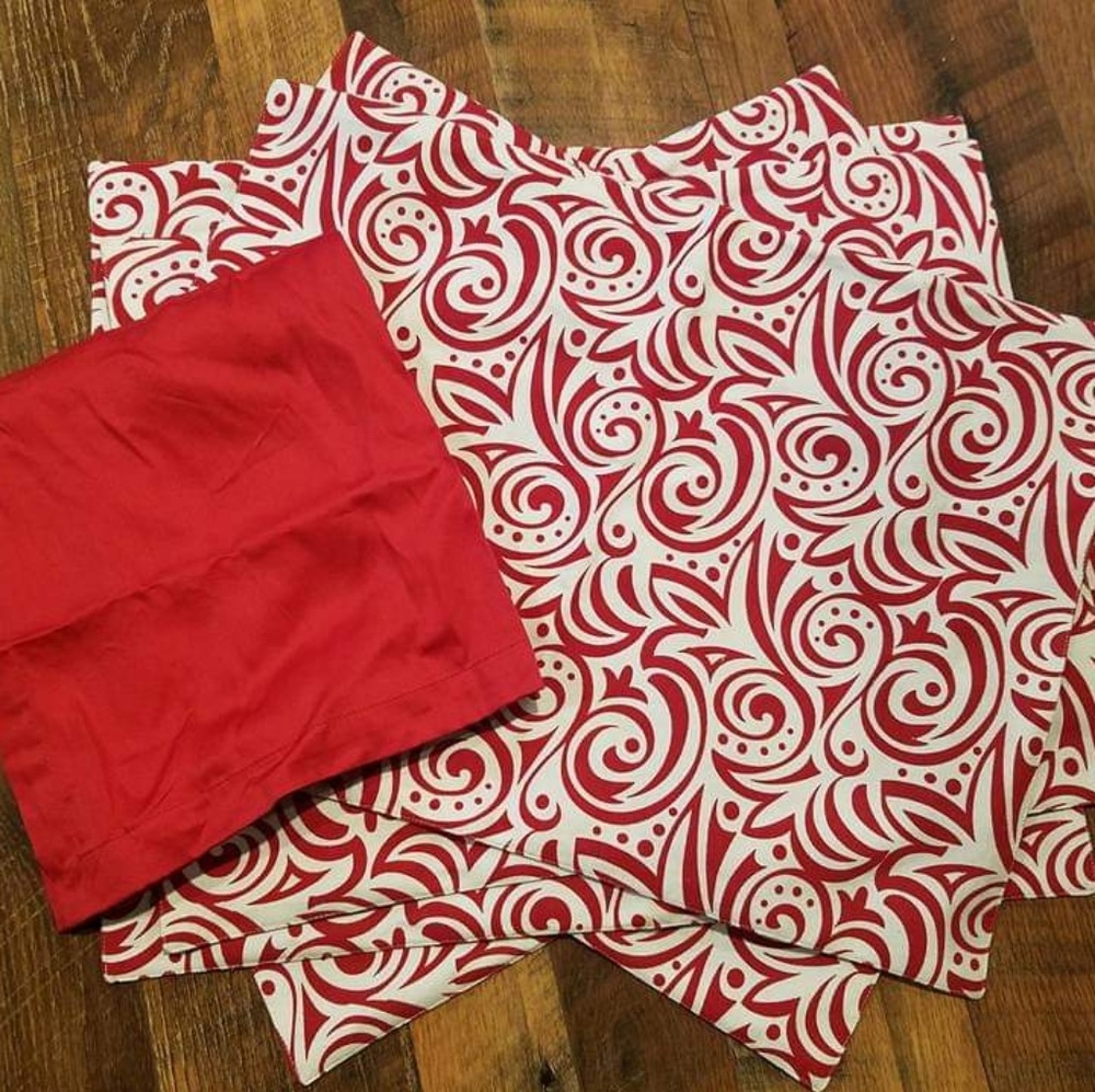 6 place mats with red napkins